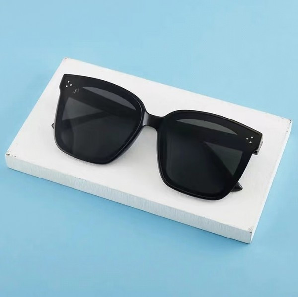 Moodsad mustad prillid