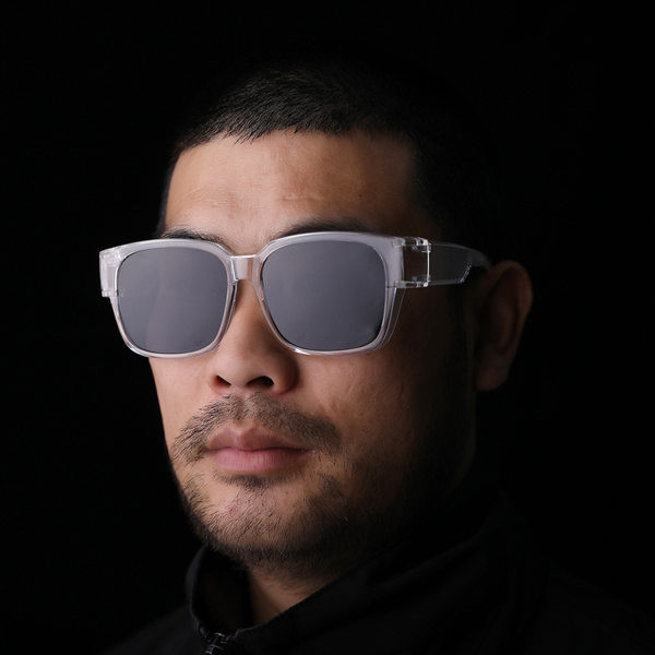 Peegelefektiga ja laiade plastikraamidega meeste prillid