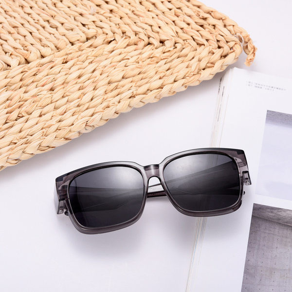 Peegelefektiga ja laiade plastikraamidega meeste prillid