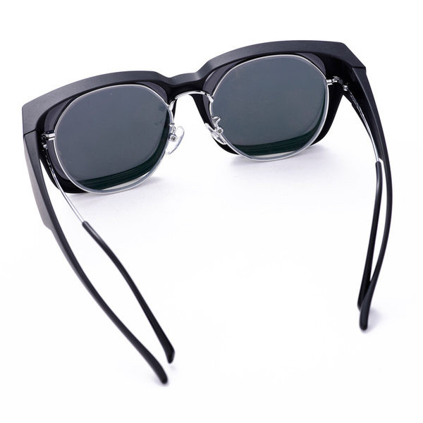 Peegelefektiga ja laiade plastikraamidega meeste prillid