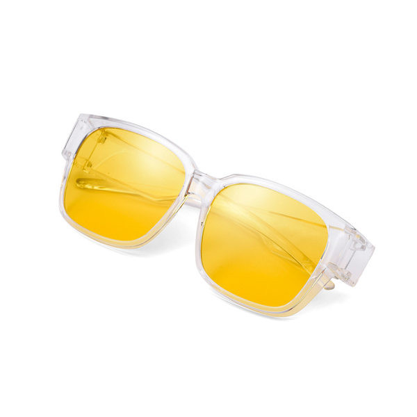 Peegelefektiga ja laiade plastikraamidega meeste prillid