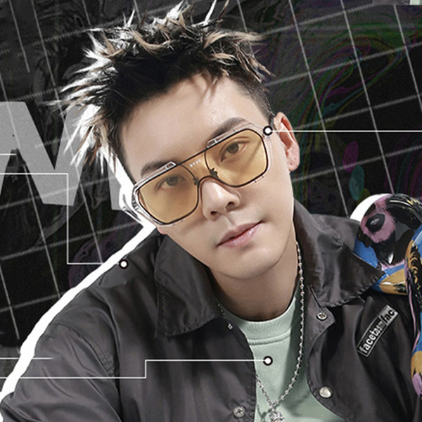 Paprasti vyriški akiniai su metaliniu rėmeliu