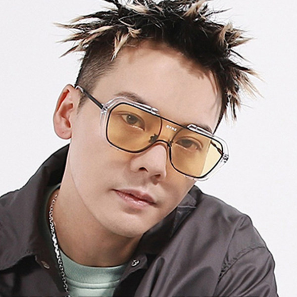 Paprasti vyriški akiniai su metaliniu rėmeliu