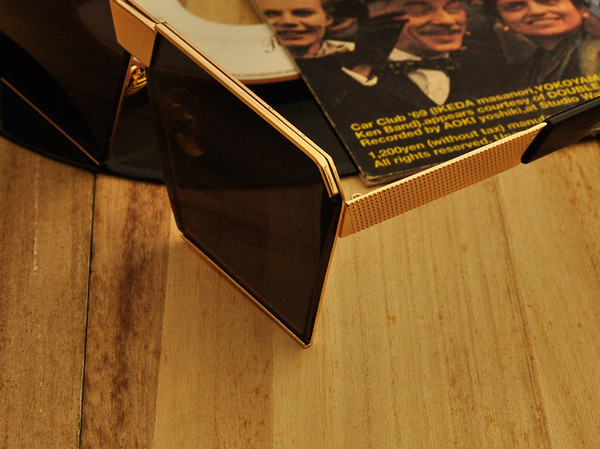 Μοντέρνα γυαλιά ηλίου με τετράγωνους φακούς