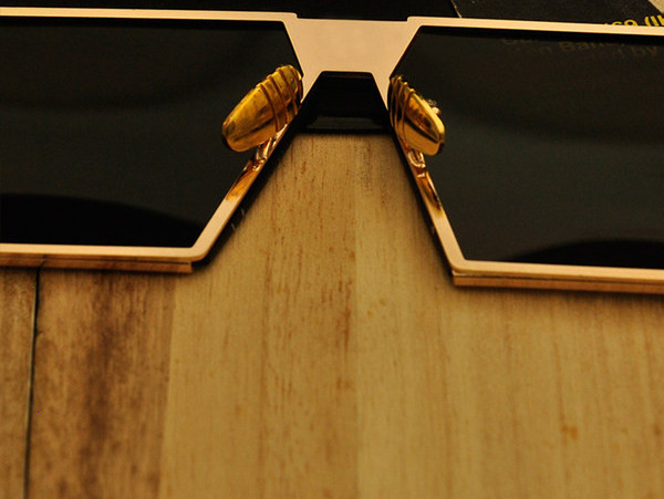 Μοντέρνα γυαλιά ηλίου με τετράγωνους φακούς