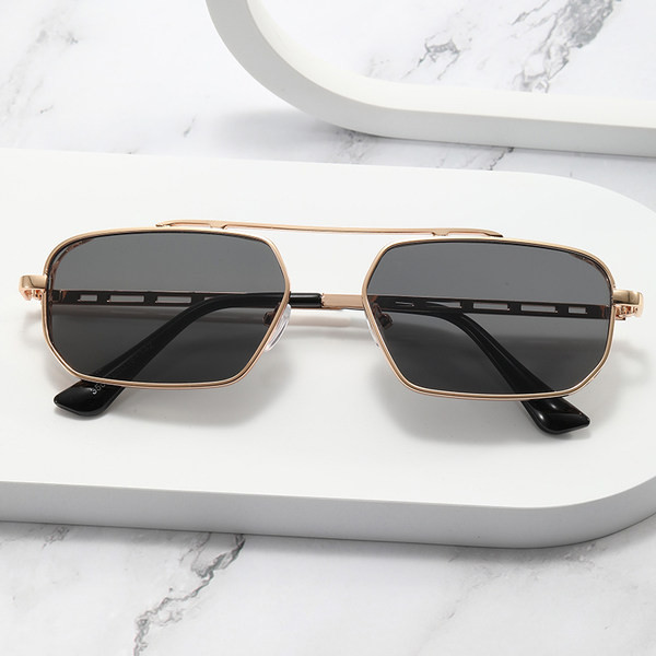 Värviliste klaasidega päikeseprillid