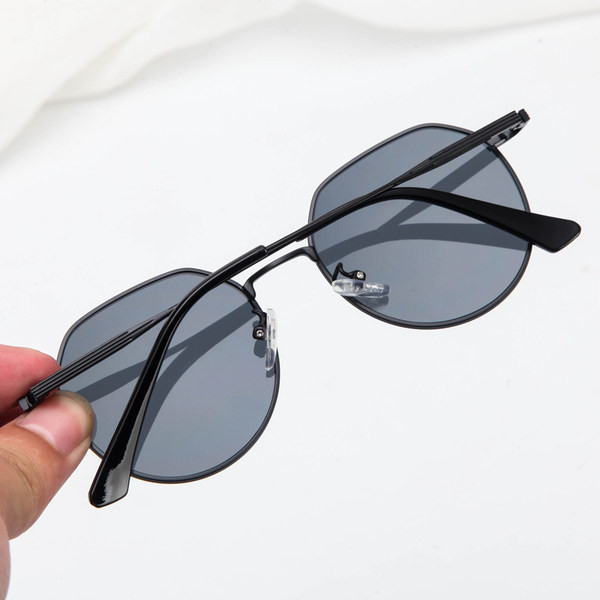 Moodsad UV-kaitse ja õhukese raamiga prillid – sobivad nii meestele kui naistele