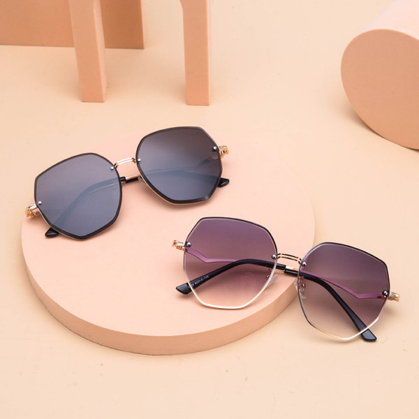 Moteriški akiniai nuo saulės su spalvotais lęšiais ir plonais dirželiais