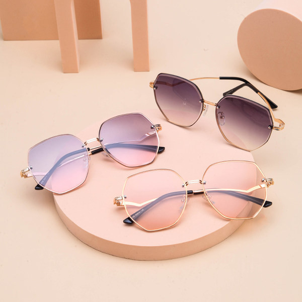 Moteriški akiniai nuo saulės su spalvotais lęšiais ir plonais dirželiais