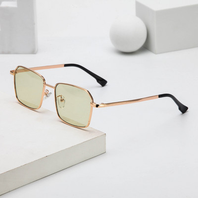 Moodsad ruudukujulise ja õhukese raamiga meeste prillid