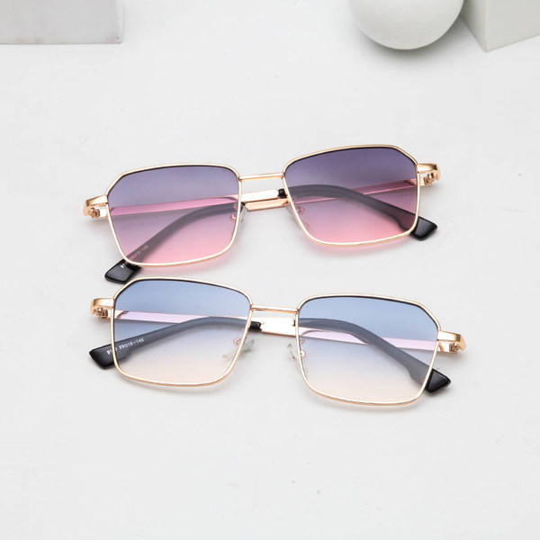 Moodsad ruudukujulise ja õhukese raamiga meeste prillid