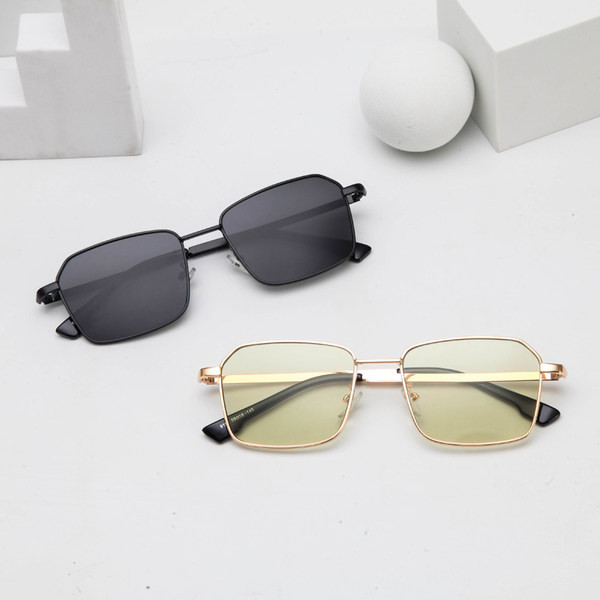 Moodsad ruudukujulise ja õhukese raamiga meeste prillid