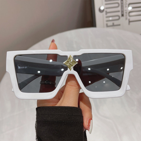 Vyriški akiniai plačiais plastikiniais rėmeliais