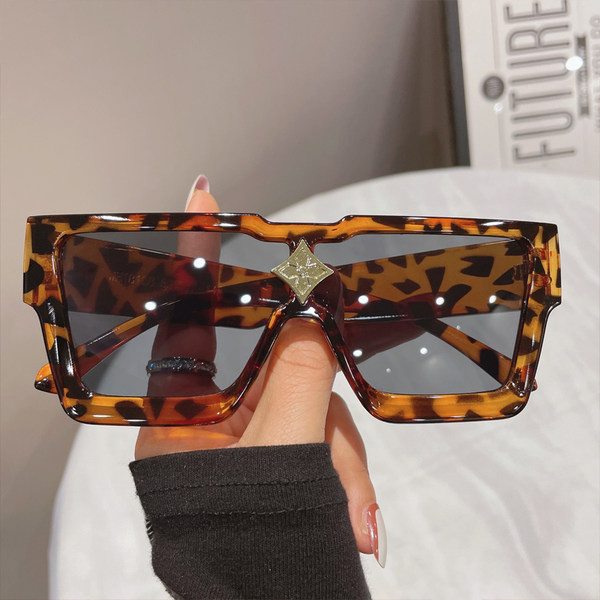 Vyriški akiniai plačiais plastikiniais rėmeliais