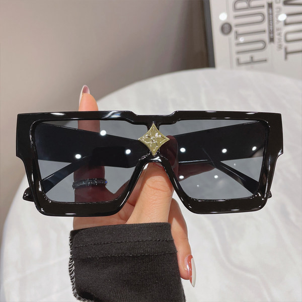 Vyriški akiniai plačiais plastikiniais rėmeliais