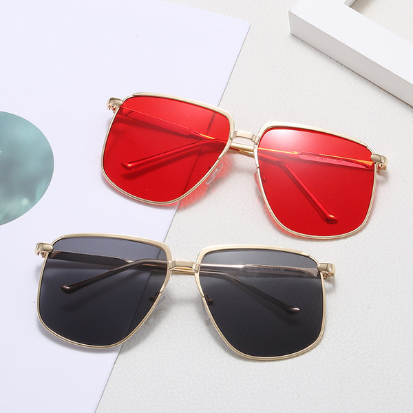 Moodsad värviliste prillidega päikeseprillid meestele