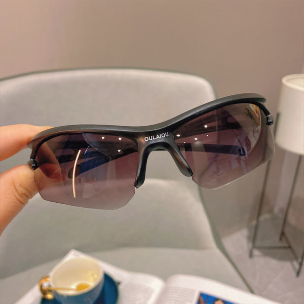 Meeste vastuolulised värviliste klaasidega prillid