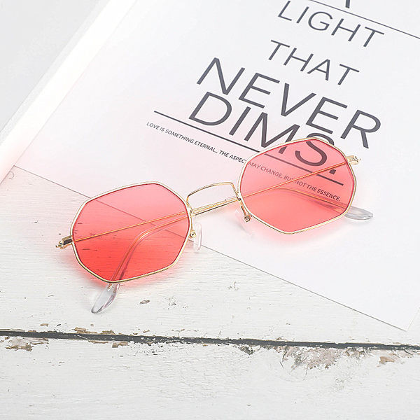 Ρετρό γυναικεία γυαλιά με λεπτό σκελετό και χρωματιστά γυαλιά