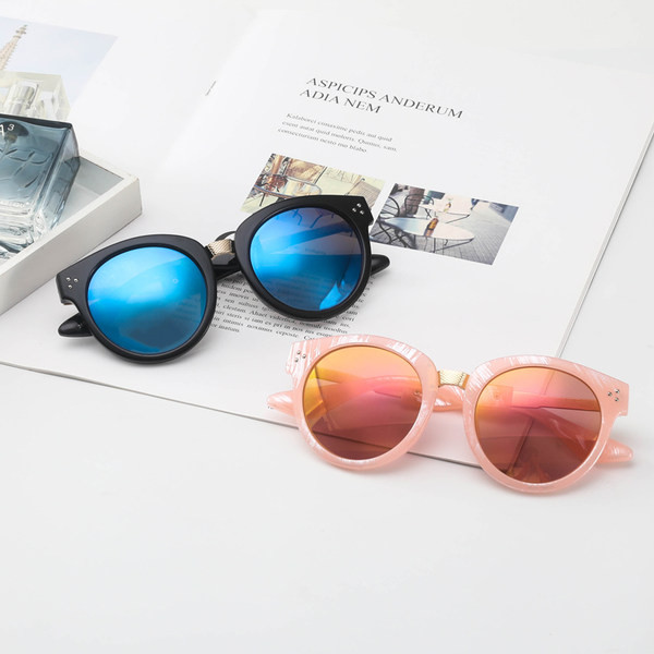 Γυαλιά ηλίου με στρογγυλούς πολωτικούς φακούς