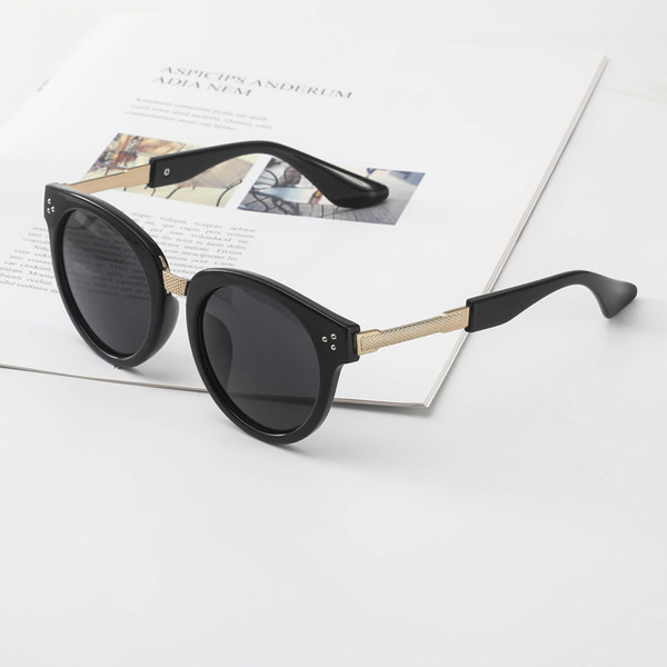 Γυαλιά ηλίου με στρογγυλούς πολωτικούς φακούς