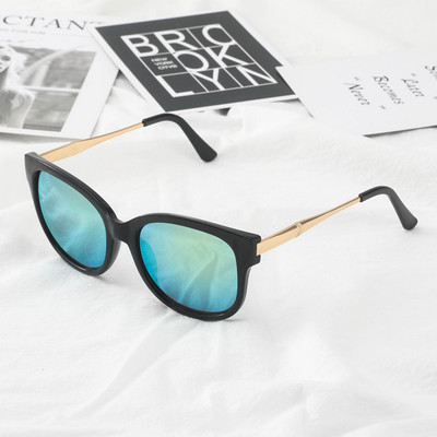 UV-kaitsega ja plastikraamiga meeste prillid