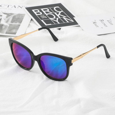 UV-kaitsega ja plastikraamiga meeste prillid