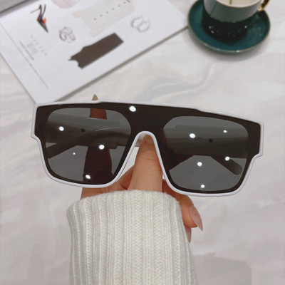 Laiade raamidega ja metallelemendiga meeste päikeseprillid