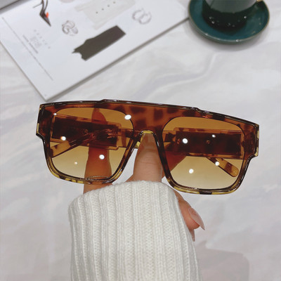 Laiade raamidega ja metallelemendiga meeste päikeseprillid