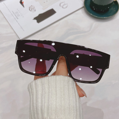 Laiade raamidega ja metallelemendiga meeste päikeseprillid