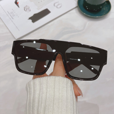 Laiade raamidega ja metallelemendiga meeste päikeseprillid