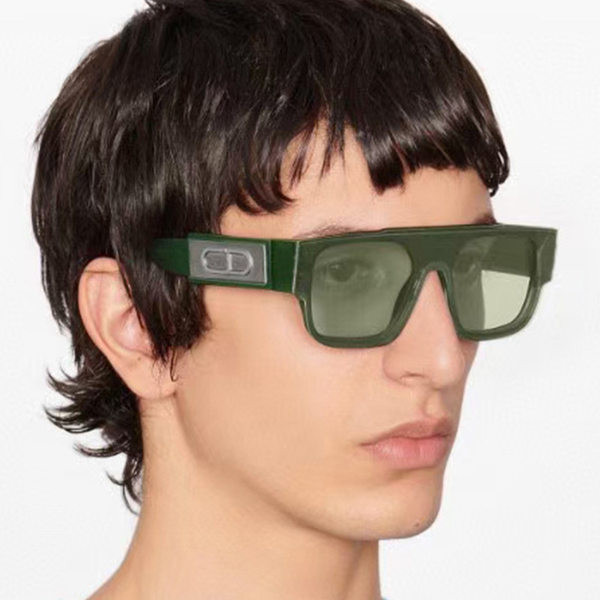 Laiade raamidega ja metallelemendiga meeste päikeseprillid