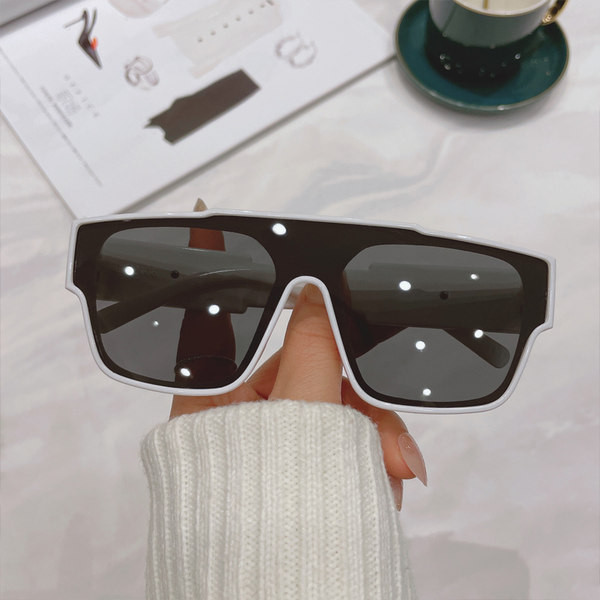 Laiade raamidega ja metallelemendiga meeste päikeseprillid