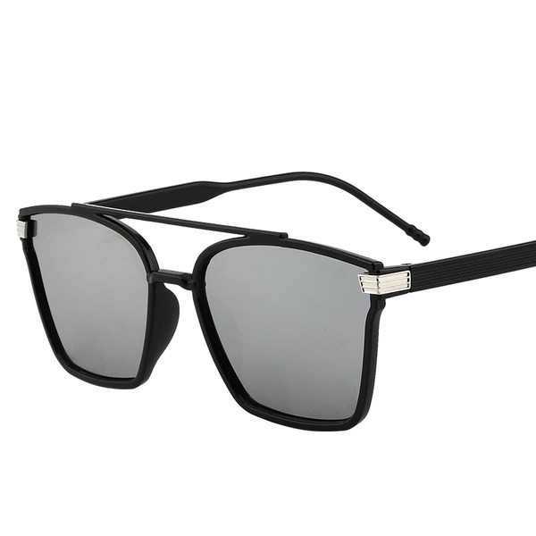 Akiniai nuo saulės su spalvotais lęšiais