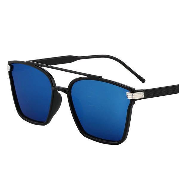 Akiniai nuo saulės su spalvotais lęšiais