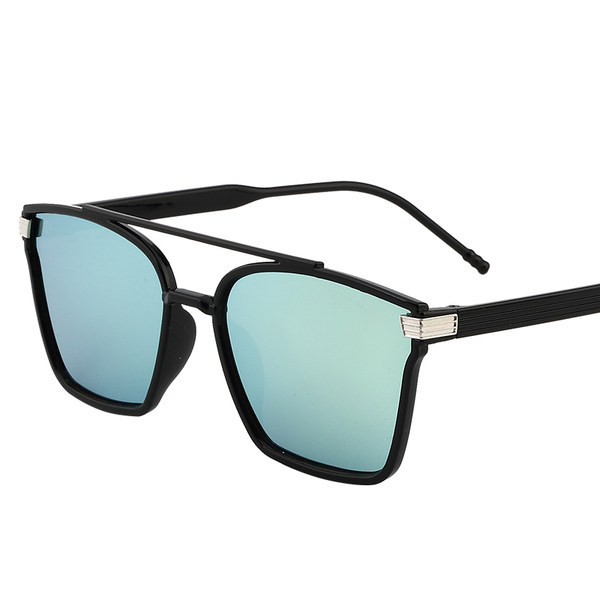 Akiniai nuo saulės su spalvotais lęšiais