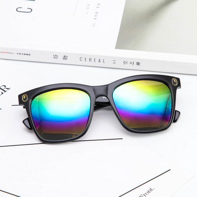 Värviliste klaaside ja peegelefektiga päikeseprillid