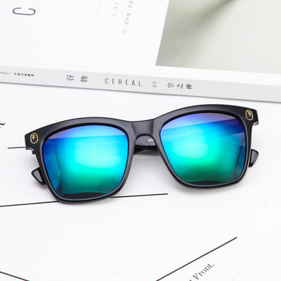 Värviliste klaaside ja peegelefektiga päikeseprillid