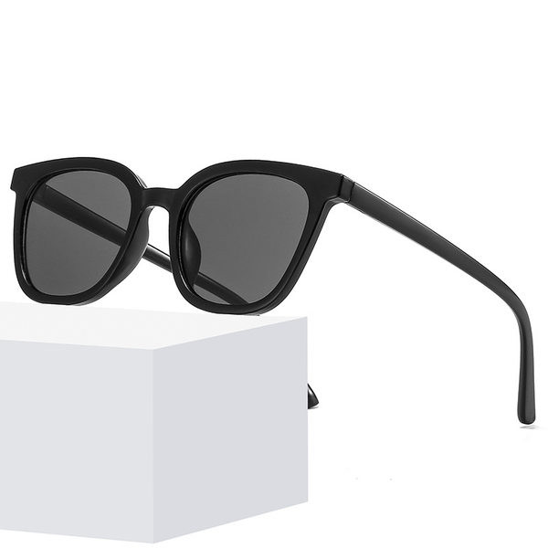 Akiniai nuo saulės su spalvotu rėmeliu