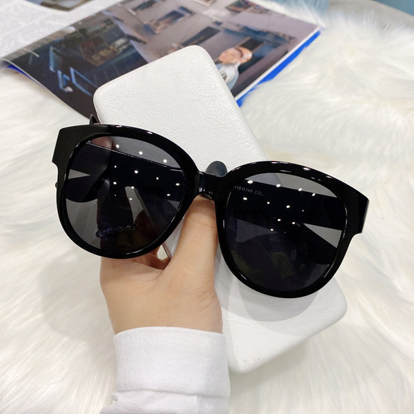 Uus peegelefektiga naiste päikeseprillide mudel