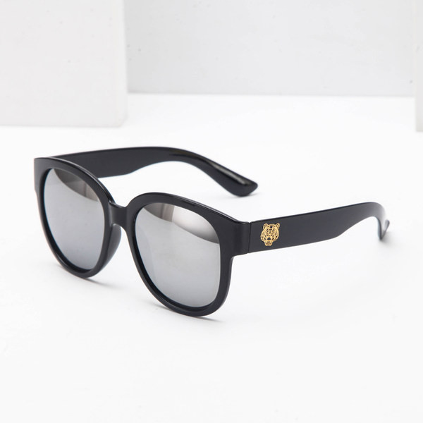 Uus peegelefektiga naiste päikeseprillide mudel