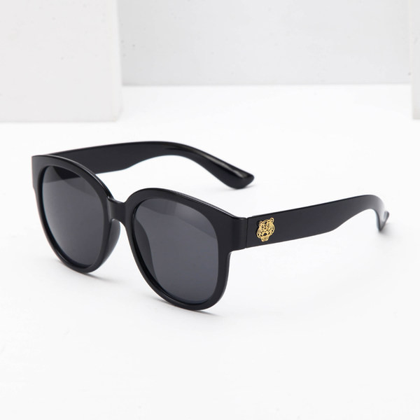 Uus peegelefektiga naiste päikeseprillide mudel