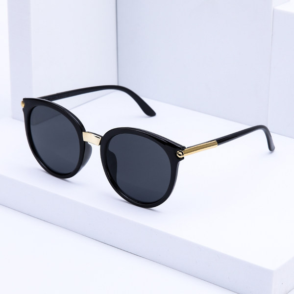 Moodsad õhukeste metallraamidega naiste päikeseprillid