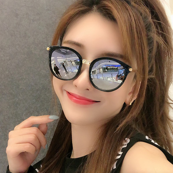 Moodsad õhukeste metallraamidega naiste päikeseprillid