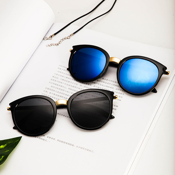 Moodsad õhukeste metallraamidega naiste päikeseprillid