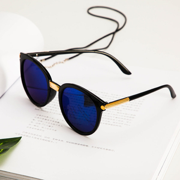 Moodsad õhukeste metallraamidega naiste päikeseprillid