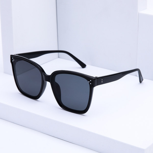 Novi model ženskih sunčanih naočala sa efektom ogledala