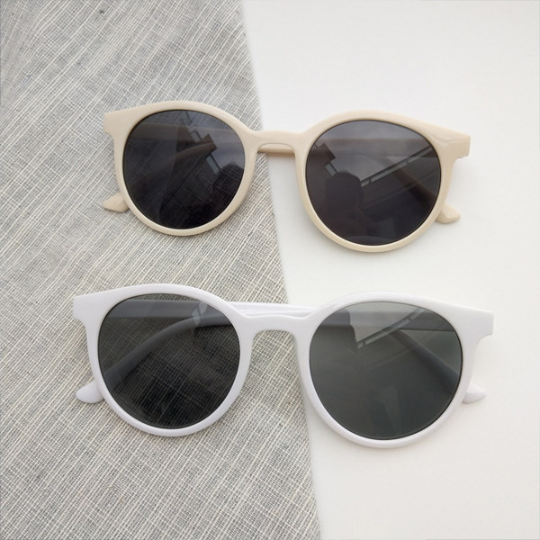 Μοντέρνα unisex γυαλιά ηλίου με λεπτό σκελετό