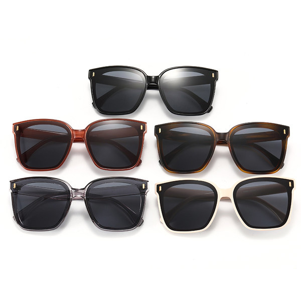 Γυναικεία γυαλιά τετράγωνου σχήματος σε ρετρό στυλ