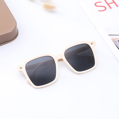 Moodsad meeste kandilised õhukese raamiga prillid