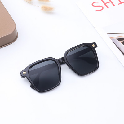 Moodsad meeste kandilised õhukese raamiga prillid